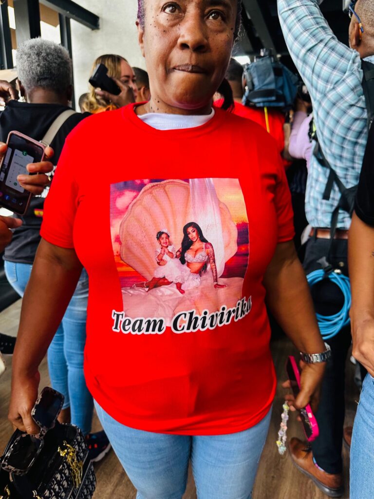 Fanáticas y allegadas de Yailin la acompañaron en audiencia por porte ilegal de armas | 2 | Fanáticas y allegadas de Yailin la acompañaron en audiencia por porte ilegal de armas - Noticias de hoy en República Dominicana | De Último Minuto