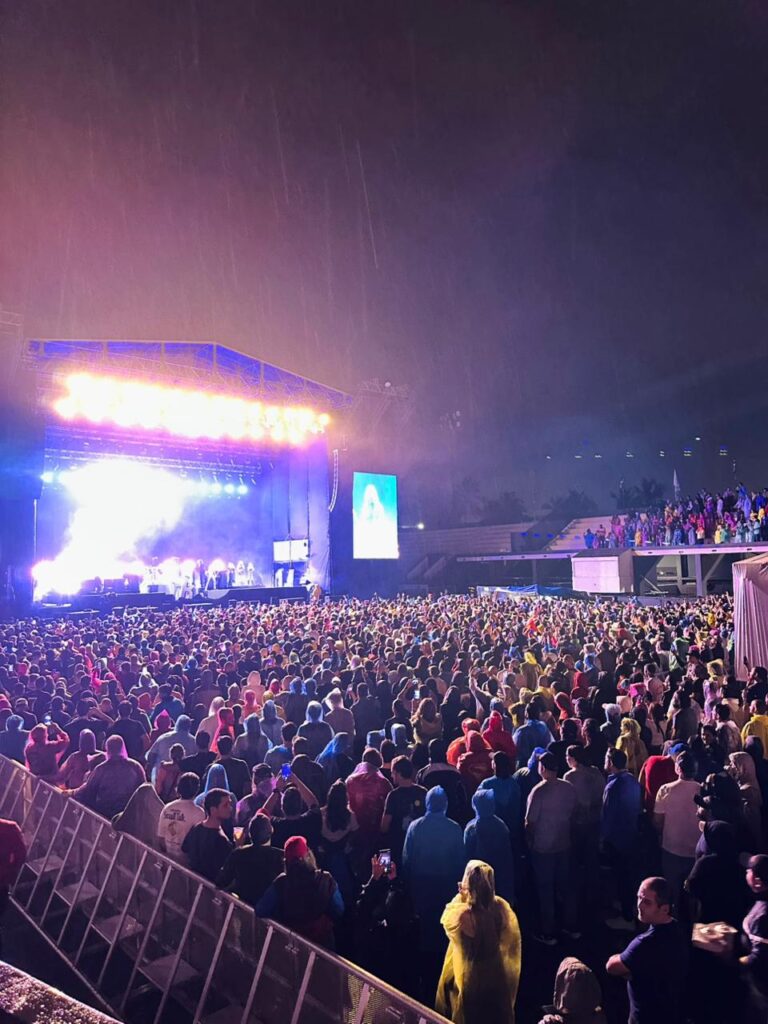 Fanáticos de The Killers desafían la lluvia y disfrutan de los éxitos de la agrupación | 2 | Fanáticos de The Killers desafían la lluvia y disfrutan de los éxitos de la agrupación - Noticias de hoy en República Dominicana | De Último Minuto