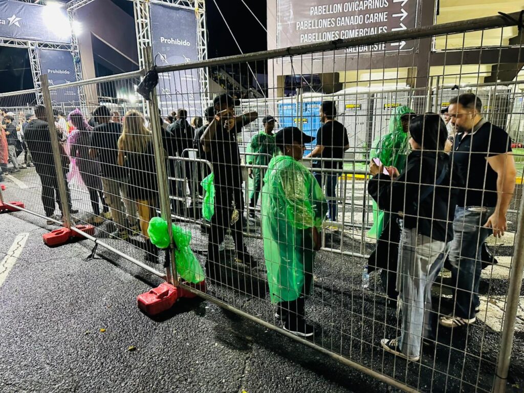 Fanáticos de The Killers desafían la lluvia y disfrutan de los éxitos de la agrupación | 3 | Fanáticos de The Killers desafían la lluvia y disfrutan de los éxitos de la agrupación - Noticias de hoy en República Dominicana | De Último Minuto