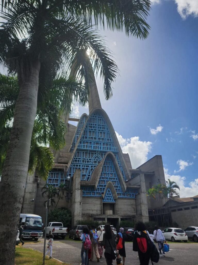 Feligreses participan en procesión de Domingo de Ramos en Higüey junto al obispo de la Diócesis de La Altagracia | 2 | Feligreses participan en procesión de Domingo de Ramos en Higüey junto al obispo de la Diócesis de La Altagracia - Noticias de hoy en República Dominicana | De Último Minuto