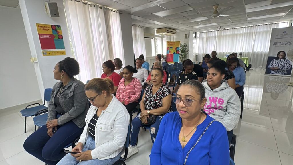 Gobernadora Adela Tejada entrega bonos a mujeres emprendedoras de Bonao | 2 | Gobernadora Adela Tejada entrega bonos a mujeres emprendedoras de Bonao - Noticias de hoy en República Dominicana | De Último Minuto
