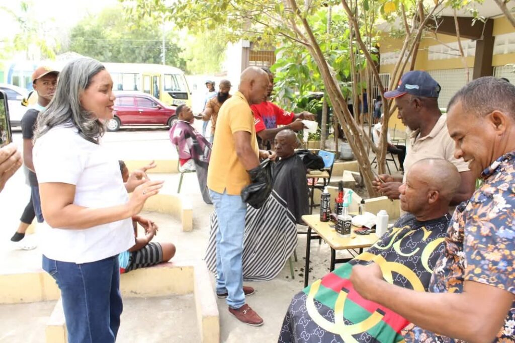 Gobernadora de Azua encabeza operativo comunitario en Pueblo Viejo con servicios gratuitos - Noticias de hoy en República Dominicana | De Último Minuto