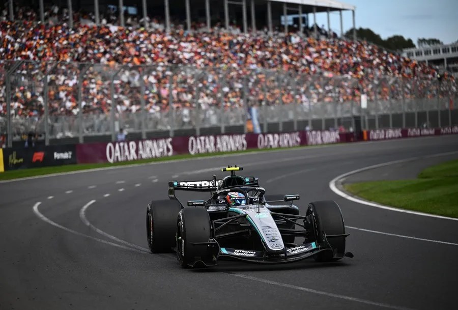 El piloto del equipo de Fórmula Uno Mercedes-AMG PETRONAS, George Russell, en acción 