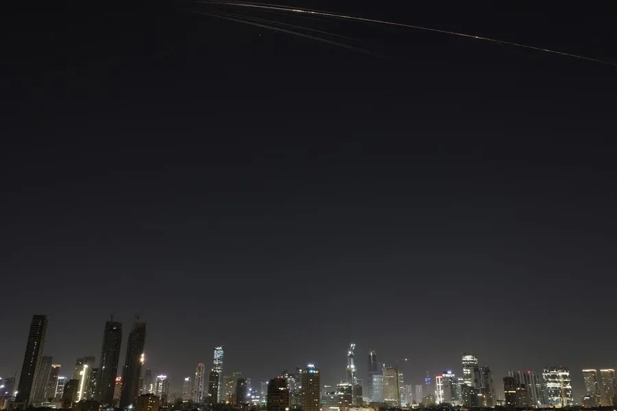 Irán ataca Tel Aviv en respuesta al asesinato del número dos del régimen, Ali Lariyani | 2 | Irán ataca Tel Aviv