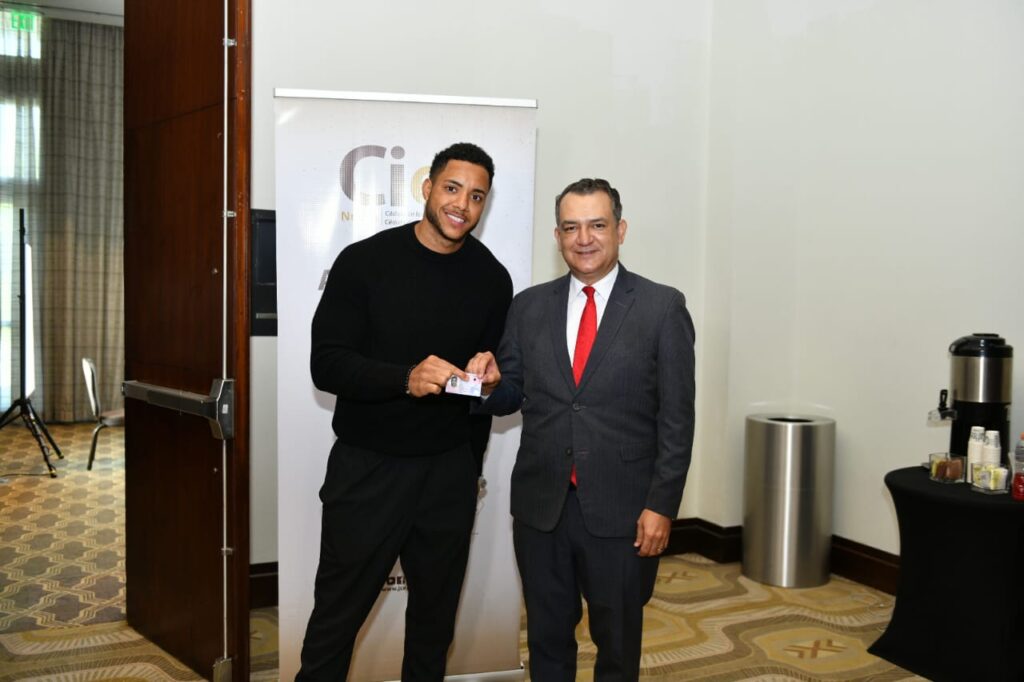 JCE entrega nueva cédula a integrantes de la selección dominicana del Clásico Mundial de Béisbol 2026 - Noticias de hoy en República Dominicana | De Último Minuto