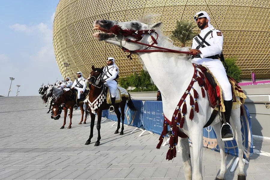 La UEFA aclara que no se está considerando ninguna sede alternativa de la Finalissima prevista en Lusail (Catar) | 2 | Policías junto al estadio Lusail (Catar).