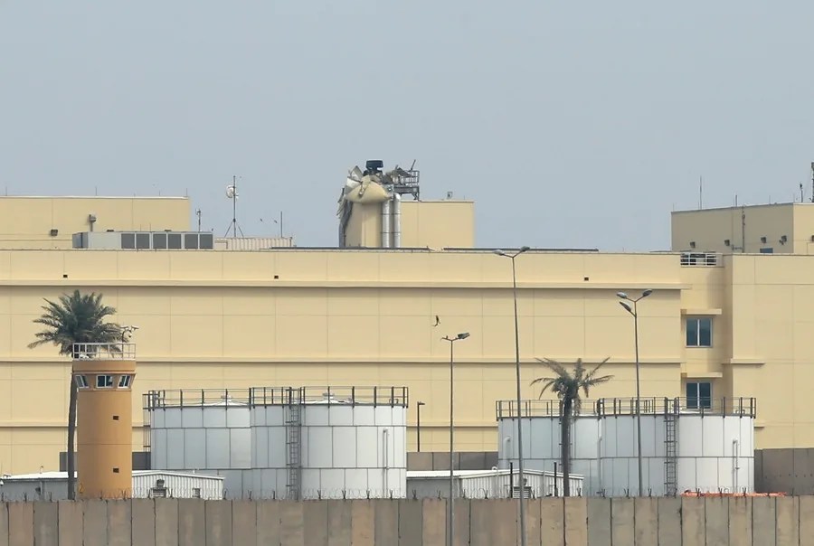 Vista general del complejo de la Embajada de Estados Unidos tras un presunto ataque con misiles en Bagdad, Irak.