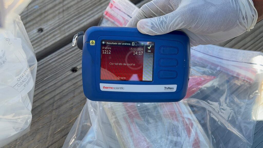 Ofensiva total contra el narcotráfico: incautan 261 paquetes de presunta cocaína y arrestan dos hombres en Baní - Noticias de hoy en República Dominicana | De Último Minuto