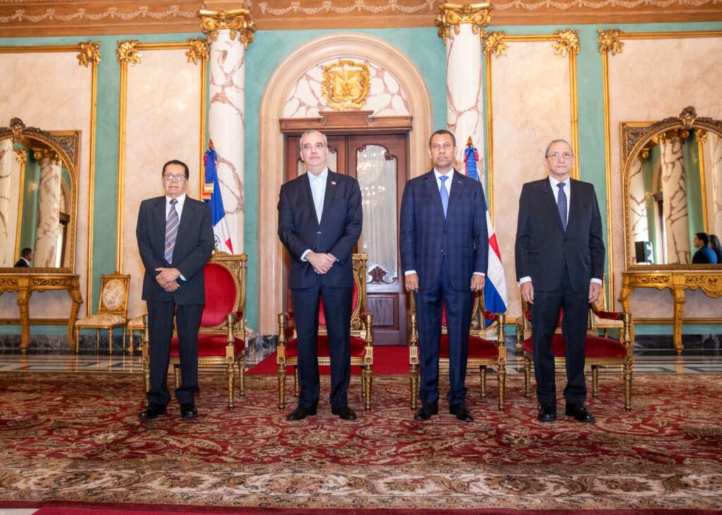 Presidente Abinader concede condecoración póstuma al periodista Orlando Martínez Howley en la Orden del Mérito Duarte, Sánchez y Mella - Noticias de hoy en República Dominicana | De Último Minuto