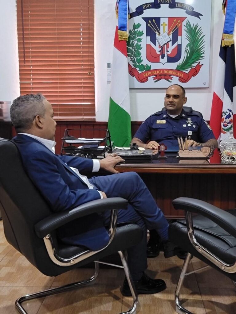 Senador Héctor Acosta realiza visita de cortesía al director regional Cibao Sur de la Policía Nacional - Noticias de hoy en República Dominicana | De Último Minuto