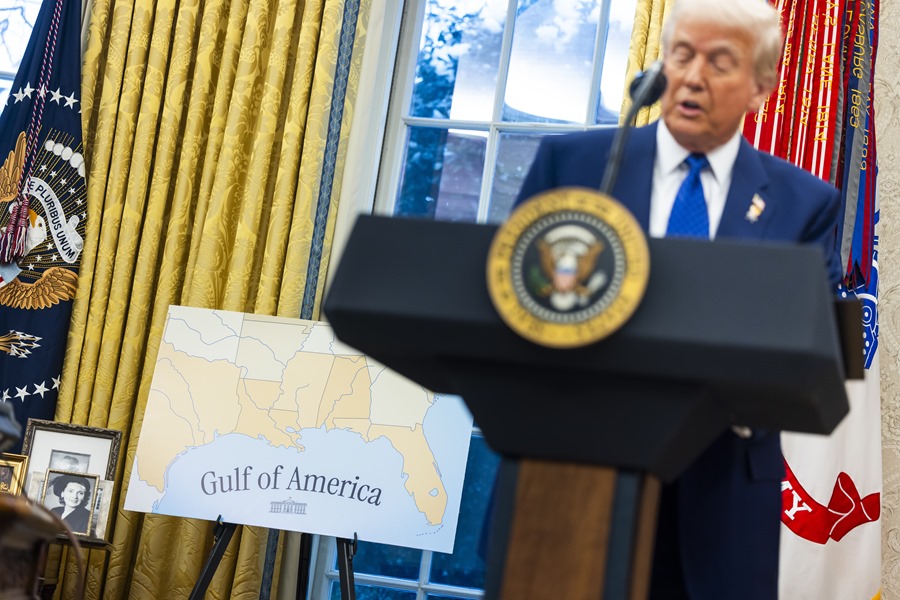 Vista de un mapa de Estados Unidos en el que se lee 'Golfo de México', mientras el presidente estadounidense, Donald Trump, habla, el 12 de febrero de 2025, en la Casa Blanca. EFE/Jim Lo Scalzo/Pool