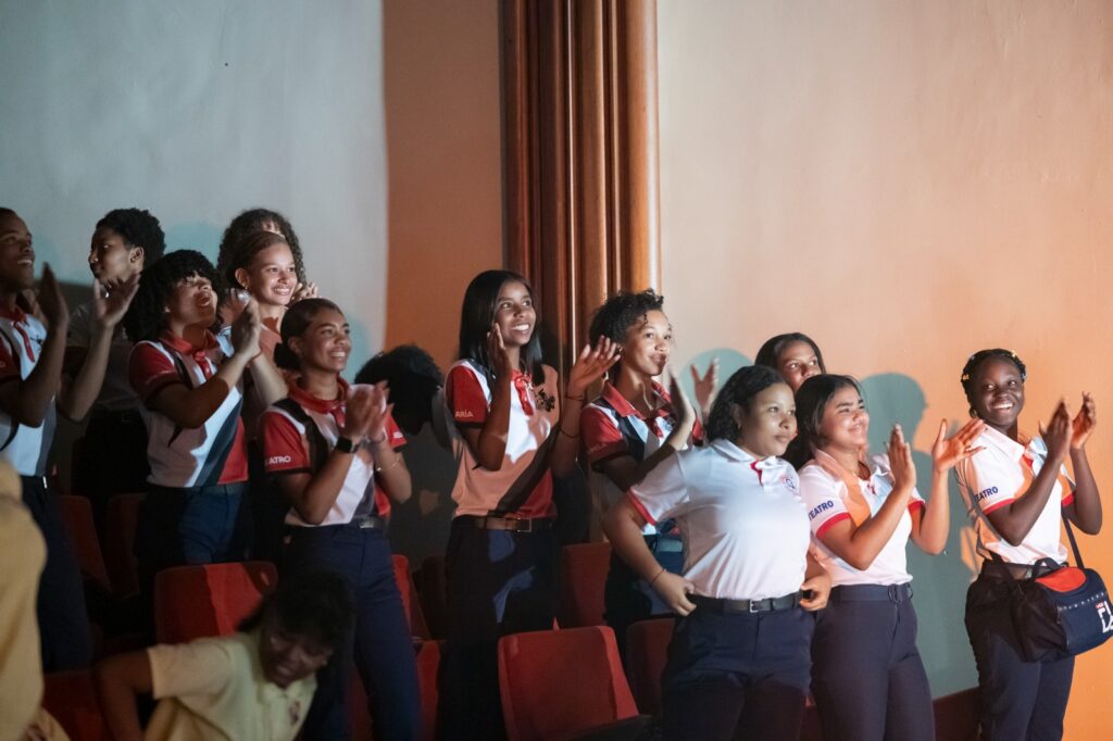 Teatro Rodante de Bellas Artes dio inicio al Mes del Teatro con una brillante puesta en escena de “Aquí a la sombra, Salomé” - Noticias de hoy en República Dominicana | De Último Minuto