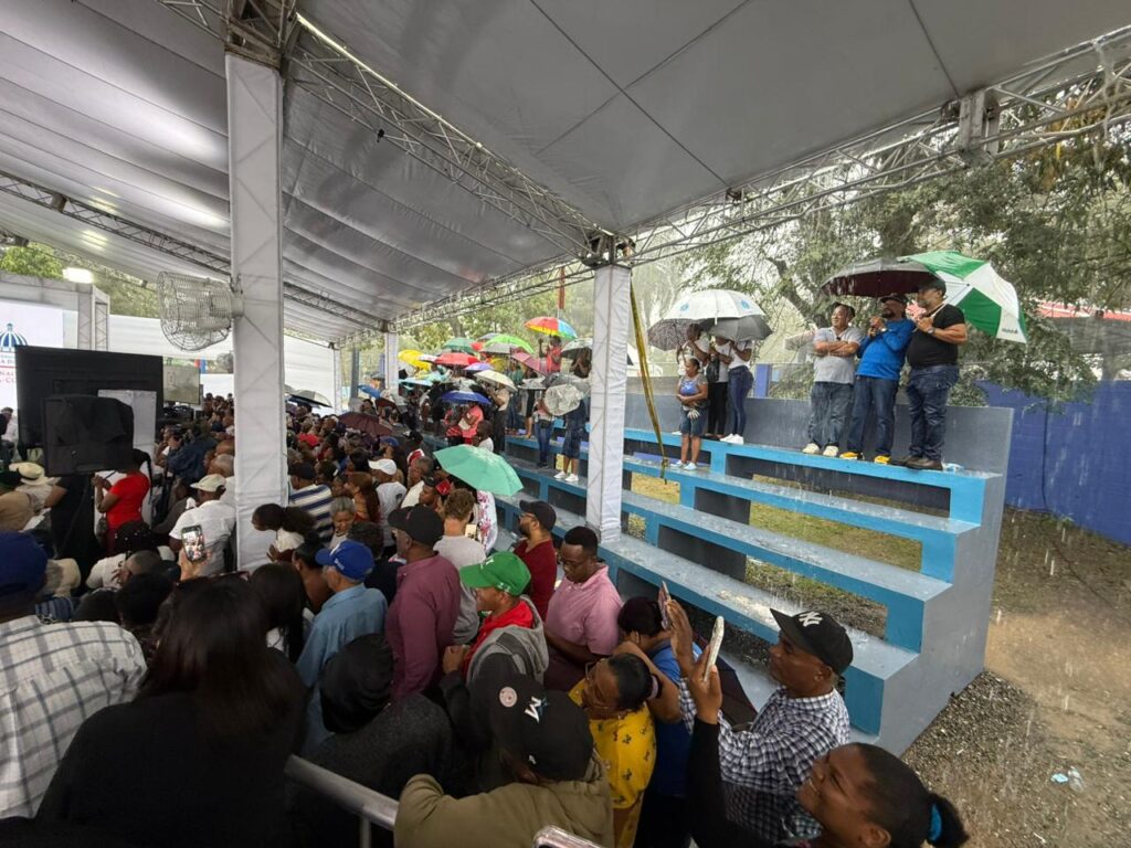 ¡Ni la lluvia los detuvo! Beneficiarios celebran entrega de títulos en Los Alcarrizos - Noticias de hoy en República Dominicana | De Último Minuto