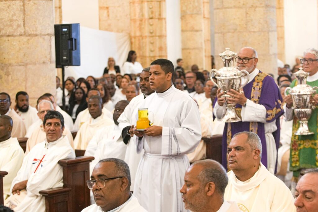 Celebran Misa Crismal en la Catedral Primada de América presidida por arzobispo Carlos Tomás Morel Durán - Noticias de hoy en República Dominicana | De Último Minuto
