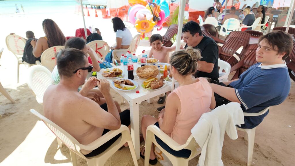 Ambiente familiar y recreativo se vive en playa Boca Chica durante asueto de Semana Santa - Noticias de hoy en República Dominicana | De Último Minuto