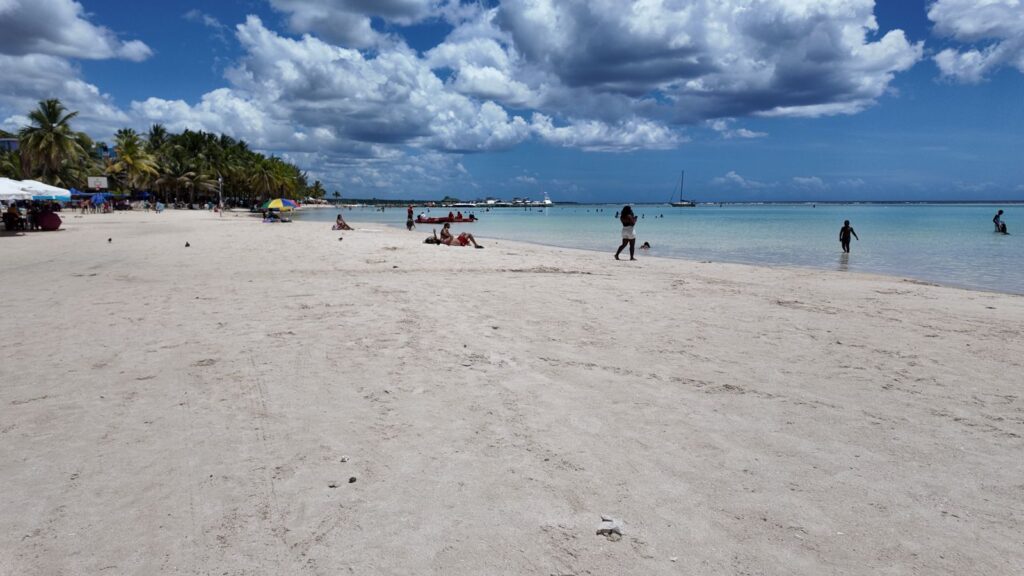 Ambiente familiar y recreativo se vive en playa Boca Chica durante asueto de Semana Santa - Noticias de hoy en República Dominicana | De Último Minuto