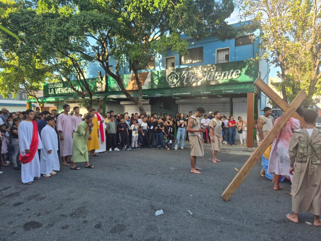 Cientos de feligreses participan en tradicional Viacrucis de Viernes Santo en San Juan Bosco