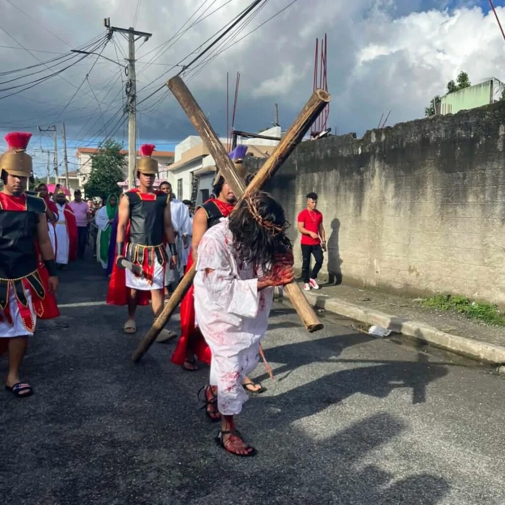 Conmovedora dramatización de la Pasión de Cristo impacta a fieles en Bonao | 4 | Conmovedora dramatización de la Pasión de Cristo impacta a fieles en Bonao - Noticias de hoy en República Dominicana | De Último Minuto
