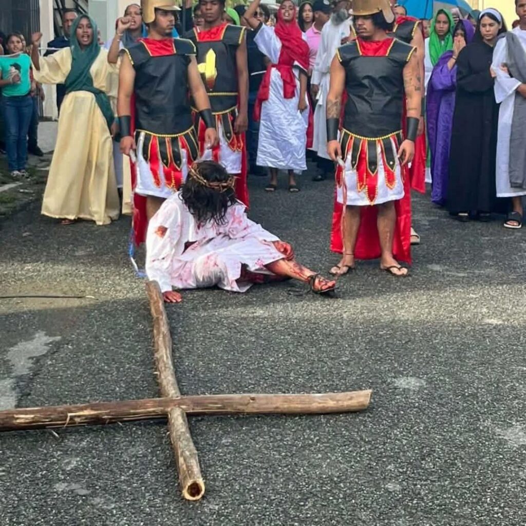 Conmovedora dramatización de la Pasión de Cristo impacta a fieles en Bonao | 3 | Conmovedora dramatización de la Pasión de Cristo impacta a fieles en Bonao - Noticias de hoy en República Dominicana | De Último Minuto