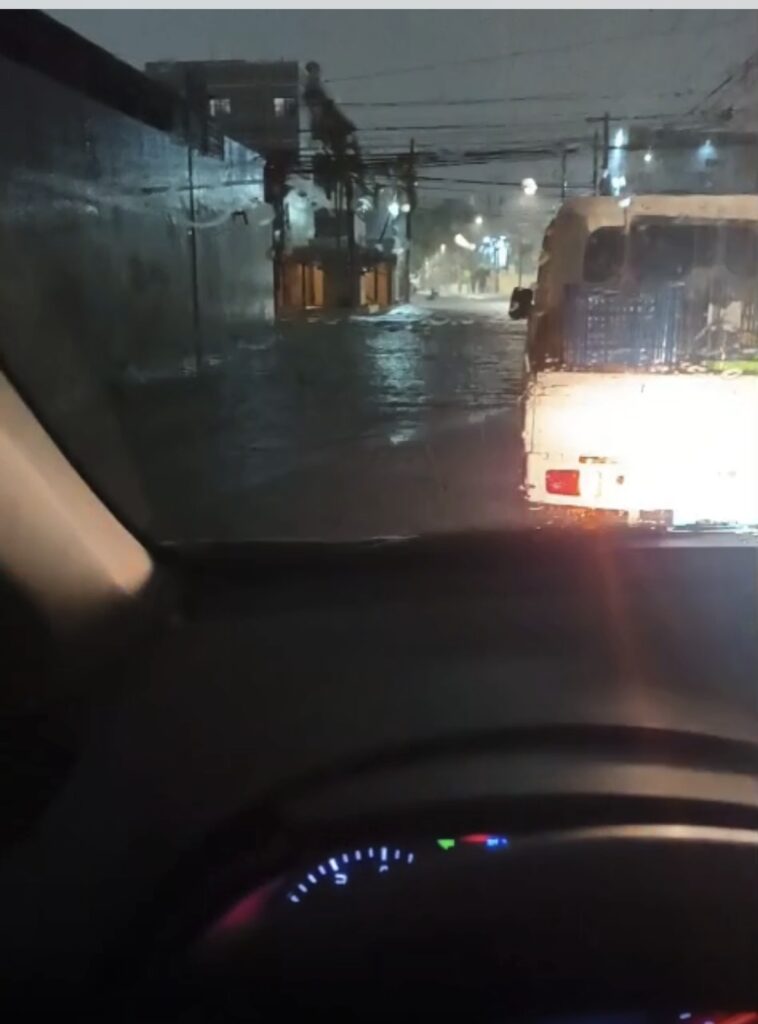 Intensas lluvias provocan inundaciones urbanas en el Gran Santo Domingo y DN, este miércoles - Noticias de hoy en República Dominicana | De Último Minuto