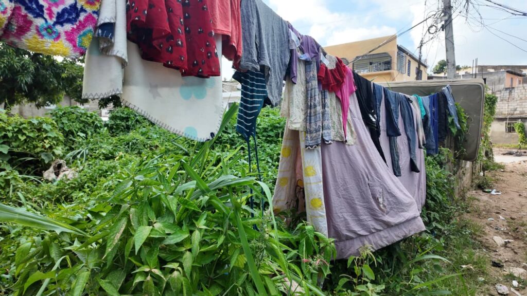 Residentes de Los Girasoles I claman por soluciones tras inundaciones productos del desbordamiento de cañada | 3 | Residentes de Los Girasoles I claman por soluciones tras inundaciones productos del desbordamiento de cañada - Noticias de hoy en República Dominicana | De Último Minuto