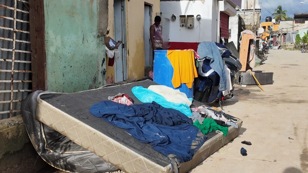 Residentes de Los Girasoles I claman por soluciones tras inundaciones productos del desbordamiento de cañada | 4 | Residentes de Los Girasoles I claman por soluciones tras inundaciones productos del desbordamiento de cañada - Noticias de hoy en República Dominicana | De Último Minuto