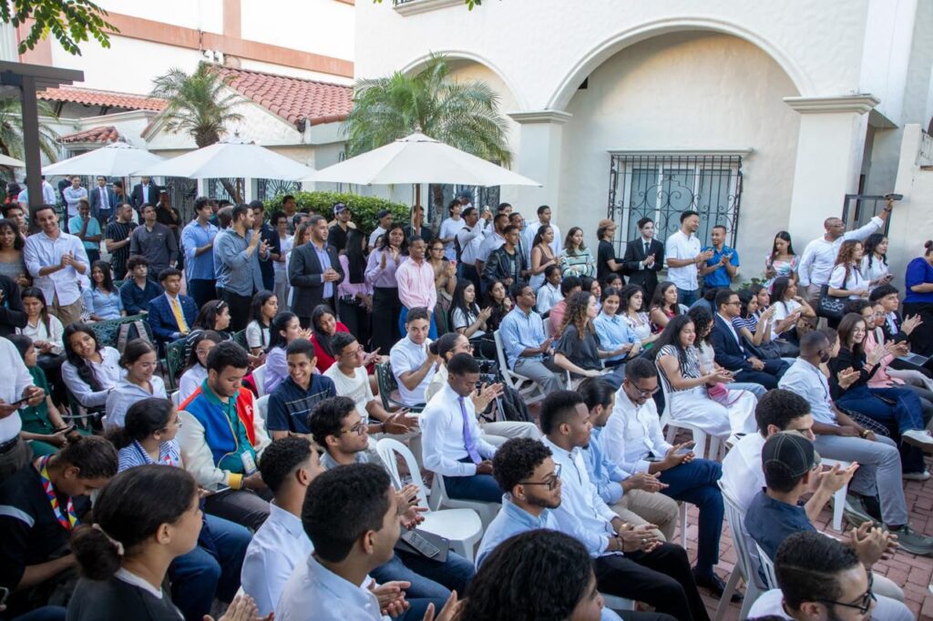 Abinader conversa con estudiantes universitarios sobre educación, liderazgo y servicio público como pilares del desarrollo - Noticias de hoy en República Dominicana | De Último Minuto