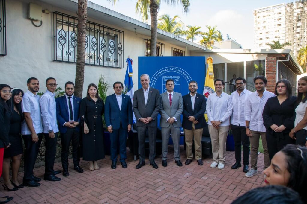Abinader conversa con estudiantes universitarios sobre educación, liderazgo y servicio público como pilares del desarrollo - Noticias de hoy en República Dominicana | De Último Minuto