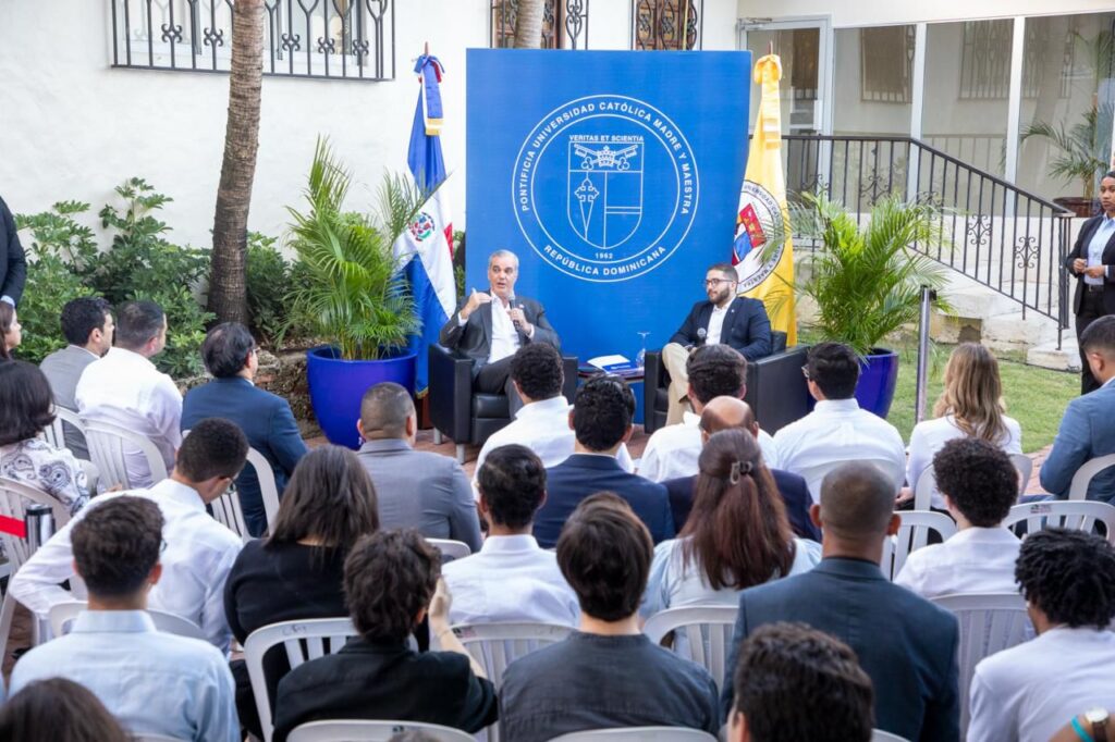 Abinader conversa con estudiantes universitarios sobre educación, liderazgo y servicio público como pilares del desarrollo - Noticias de hoy en República Dominicana | De Último Minuto