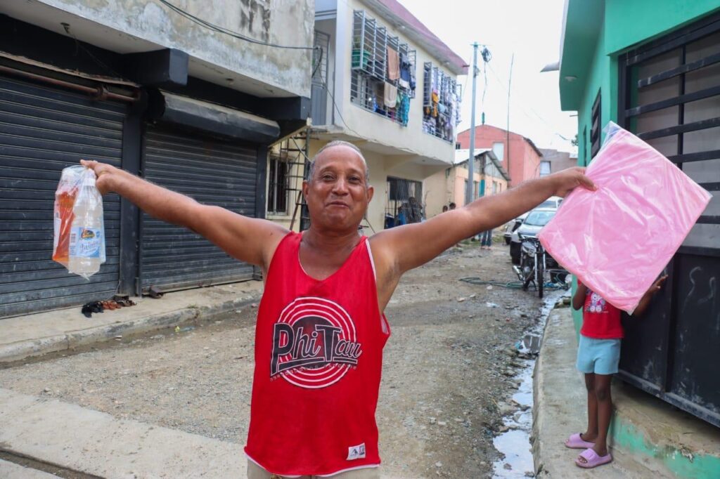 Diputado Aldo Adón lleva asistencia a familias afectadas por lluvias en Nuevo Amanecer | 3 | Diputado Aldo Adón lleva asistencia a familias afectadas por lluvias en Nuevo Amanecer - Noticias de hoy en República Dominicana | De Último Minuto