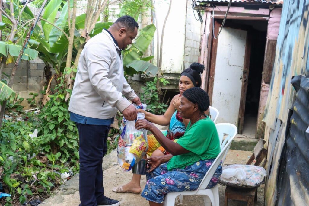 Diputado Aldo Adón lleva asistencia a familias afectadas por lluvias en Nuevo Amanecer | 4 | Diputado Aldo Adón lleva asistencia a familias afectadas por lluvias en Nuevo Amanecer - Noticias de hoy en República Dominicana | De Último Minuto