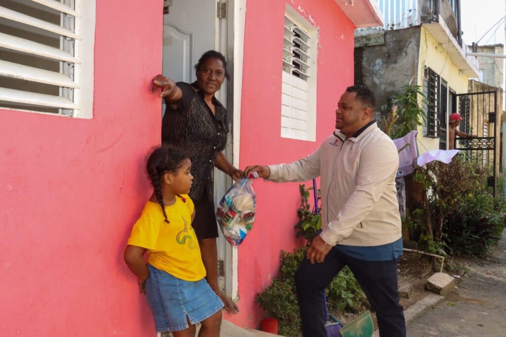 Diputado Aldo Adón lleva asistencia a familias afectadas por lluvias en Nuevo Amanecer | 7 | Diputado Aldo Adón lleva asistencia a familias afectadas por lluvias en Nuevo Amanecer - Noticias de hoy en República Dominicana | De Último Minuto