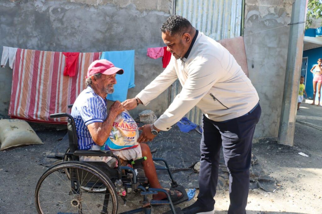 Diputado Aldo Adón lleva asistencia a familias afectadas por lluvias en Nuevo Amanecer | 8 | Diputado Aldo Adón lleva asistencia a familias afectadas por lluvias en Nuevo Amanecer - Noticias de hoy en República Dominicana | De Último Minuto