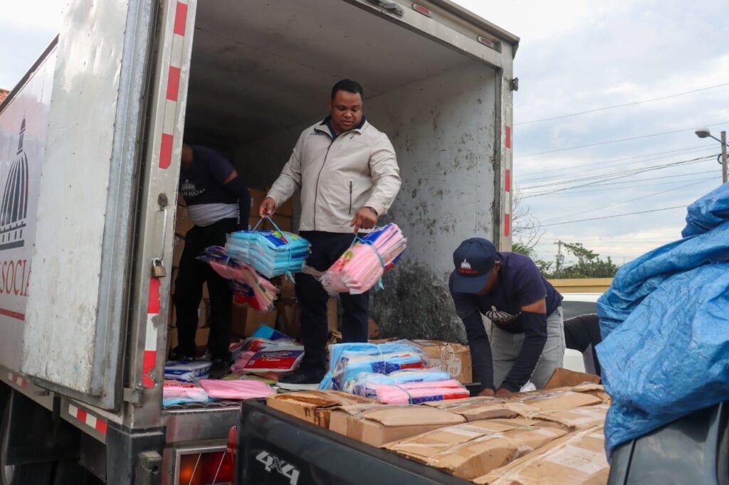 Diputado Aldo Adón lleva asistencia a familias afectadas por lluvias en Nuevo Amanecer | 9 | Diputado Aldo Adón lleva asistencia a familias afectadas por lluvias en Nuevo Amanecer - Noticias de hoy en República Dominicana | De Último Minuto