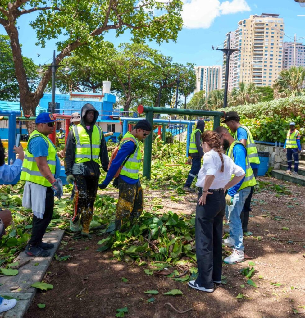 Carolina encabeza operativos de recuperación en Gazcue, el malecón, Ciudad Colonial y Zona Universitaria por fuertes vientos | 4 | Carolina encabeza operativos de recuperación en Gazcue, el malecón, Ciudad Colonial y Zona Universitaria por fuertes vientos - Noticias de hoy en República Dominicana | De Último Minuto