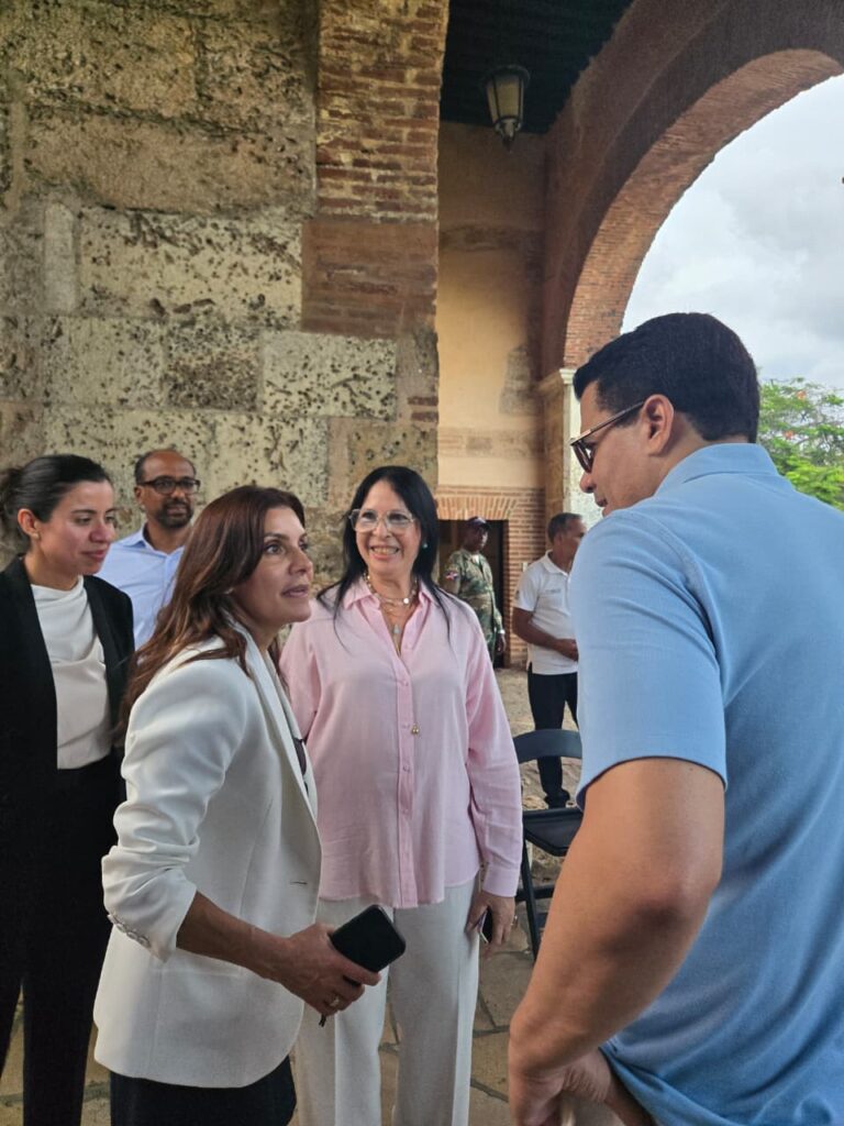 Ministro de Turismo y embajadora Leah Campos recorren la Zona Colonial - Noticias de hoy en República Dominicana | De Último Minuto
