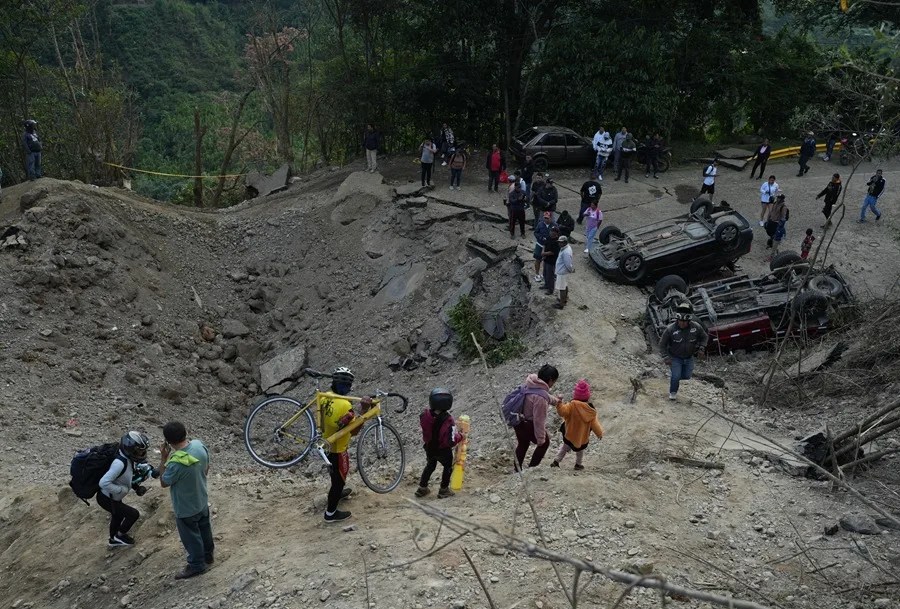 Ascienden a 19 los civiles muertos por el ataque con una bomba en la Vía Panamericana en Colombia