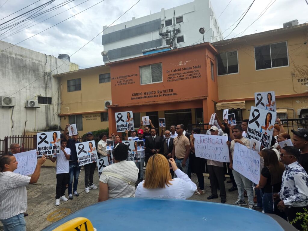 Clamor por justicia: familiares y amigos de Licairis Díaz Valenzuela protestan por crimen en Mirador Sur | 3 | Clamor por justicia: familiares y amigos de Licairis Díaz Valenzuela protestan por crimen en Mirador Sur - Noticias de hoy en República Dominicana | De Último Minuto