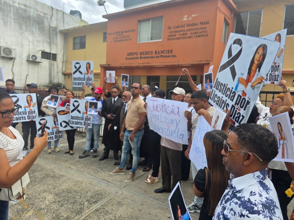 Clamor por justicia: familiares y amigos de Licairis Díaz Valenzuela protestan por crimen en Mirador Sur | 4 | Clamor por justicia: familiares y amigos de Licairis Díaz Valenzuela protestan por crimen en Mirador Sur - Noticias de hoy en República Dominicana | De Último Minuto