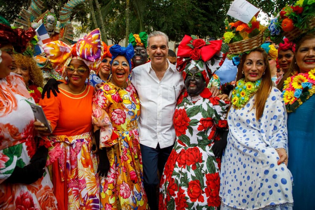 Abinader recorre Feria Regional del Libro Santiago 2026 y dispone su celebración anual en el Cibao