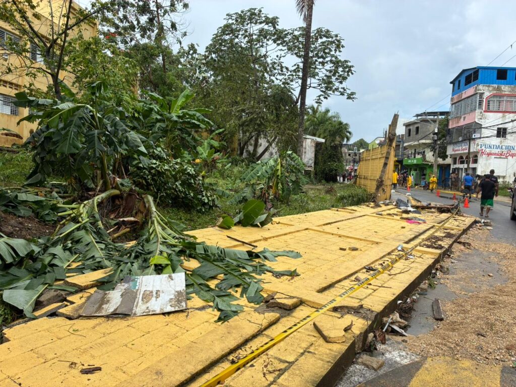 Acordonan área de la Escuela Costa Rica tras colapso de pared perimetral - Noticias de hoy en República Dominicana | De Último Minuto