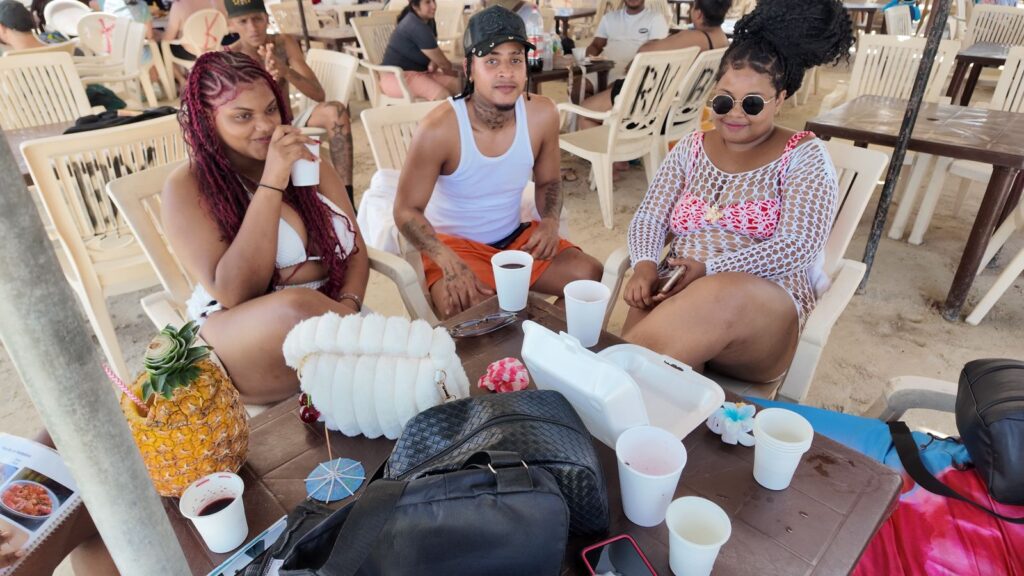 Ambiente familiar y recreativo se vive en playa Boca Chica durante asueto de Semana Santa - Noticias de hoy en República Dominicana | De Último Minuto