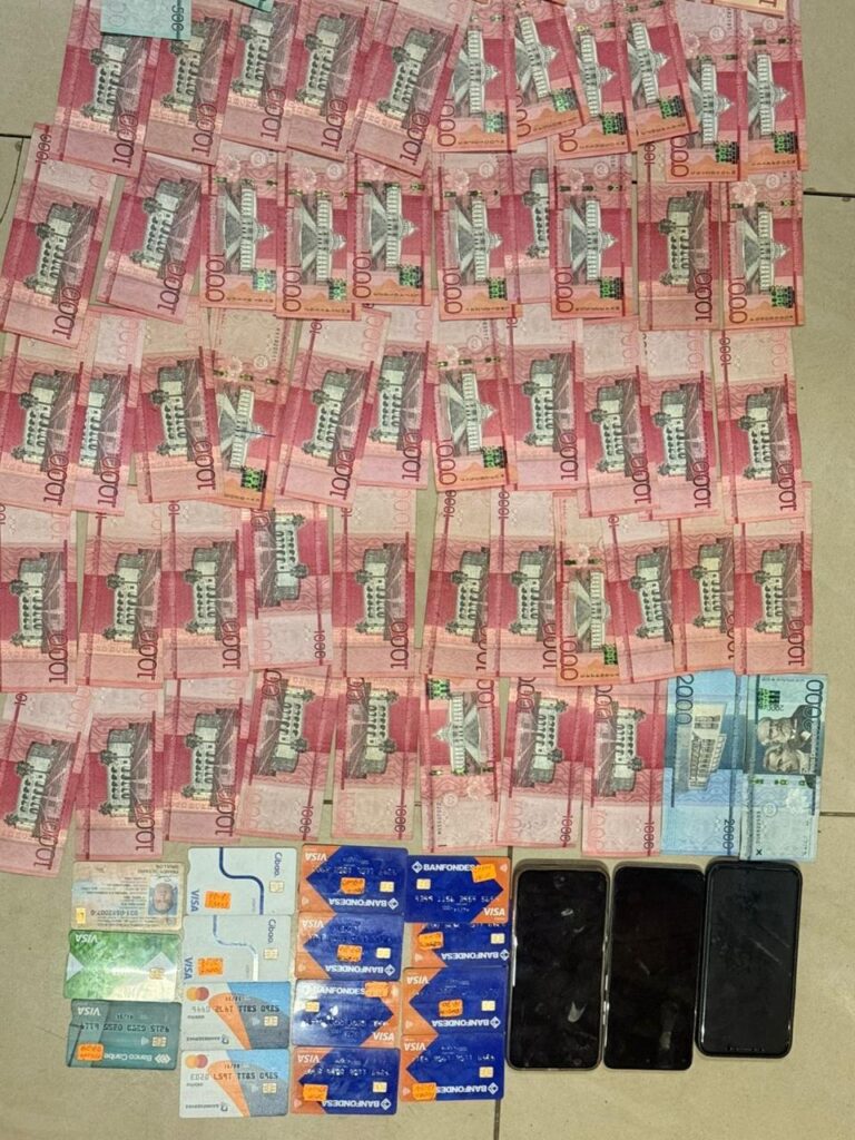 Atrapan presunto estafador electrónico con 14 tarjetas bancarias, dinero en efectivo y motocicleta sin placa en Santiago - Noticias de hoy en República Dominicana | De Último Minuto