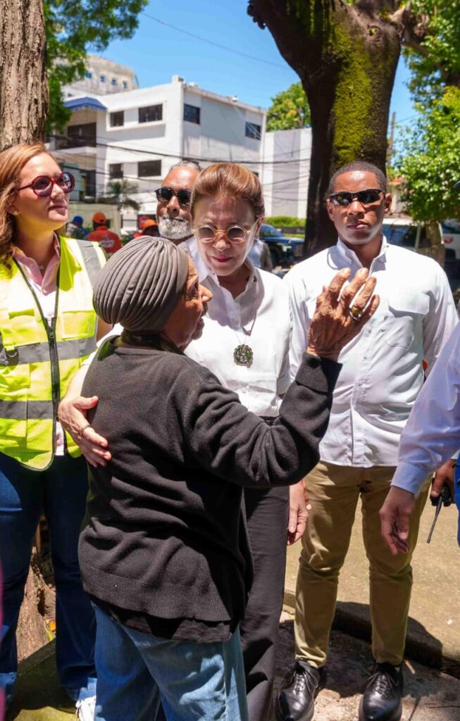Carolina encabeza operativos de recuperación en Gazcue, el malecón, Ciudad Colonial y Zona Universitaria por fuertes vientos | 2 | Carolina encabeza operativos de recuperación en Gazcue, el malecón, Ciudad Colonial y Zona Universitaria por fuertes vientos - Noticias de hoy en República Dominicana | De Último Minuto