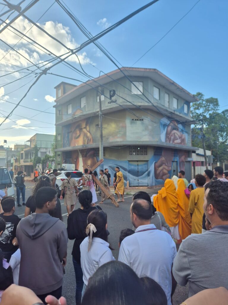 Cientos de feligreses participan en tradicional Viacrucis de Viernes Santo en San Juan Bosco