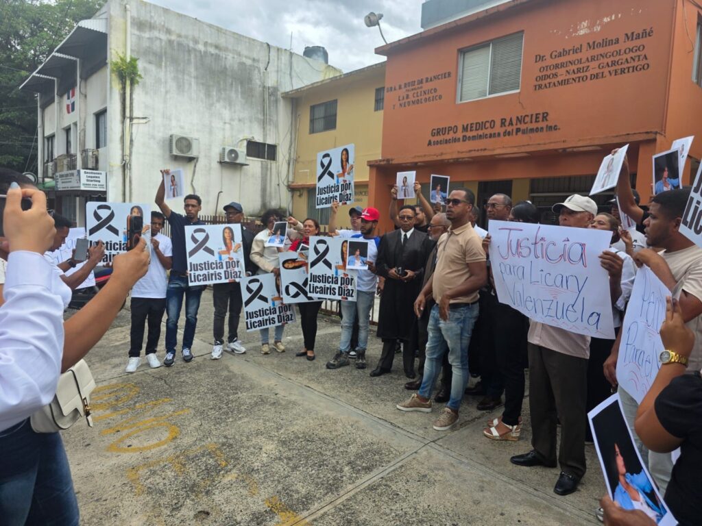Clamor por justicia: familiares y amigos de Licairis Díaz Valenzuela protestan por crimen en Mirador Sur | 2 | Clamor por justicia: familiares y amigos de Licairis Díaz Valenzuela protestan por crimen en Mirador Sur - Noticias de hoy en República Dominicana | De Último Minuto