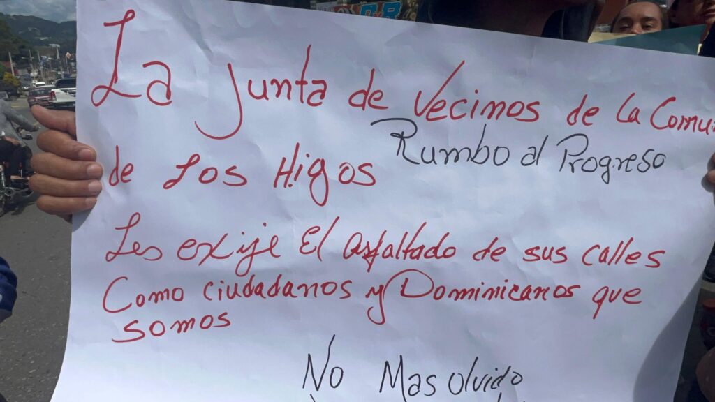 Comunitarios de Hato Viejo y Hatillo protestan por el deterioro de calles y caminos vecinales - Noticias de hoy en República Dominicana | De Último Minuto