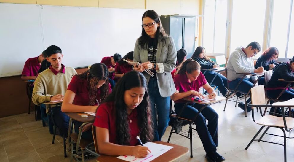 Costa Rica apuesta por la inteligencia artificial en las aulas con 90,000 becas para docentes - Noticias de hoy en República Dominicana | De Último Minuto