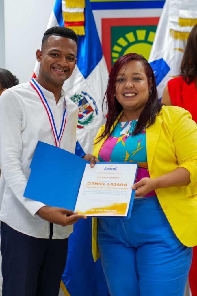 Dániel Lajara es reconocido por ADOCOC por su influencia en medios seculares | 2 | Dániel Lajara es reconocido por ADOCOC por su influencia en medios seculares - Noticias de hoy en República Dominicana | De Último Minuto