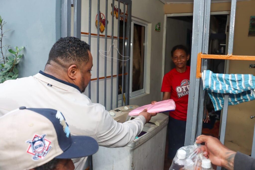 Diputado Aldo Adón lleva asistencia a familias afectadas por lluvias en Nuevo Amanecer | 2 | Diputado Aldo Adón lleva asistencia a familias afectadas por lluvias en Nuevo Amanecer - Noticias de hoy en República Dominicana | De Último Minuto